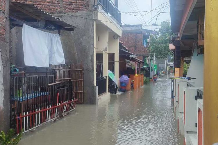 Situasi banjir setinggi 0,5 meter di pemukiman daerah Tawangsari, Semarang Barat, Sabtu (31/12/2022).