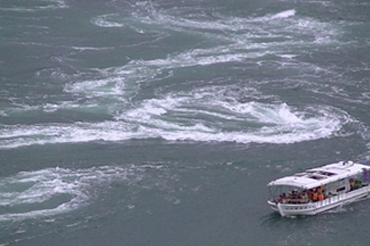 Salah satu pusaran air di sekitar perairan Oushima, Jepang