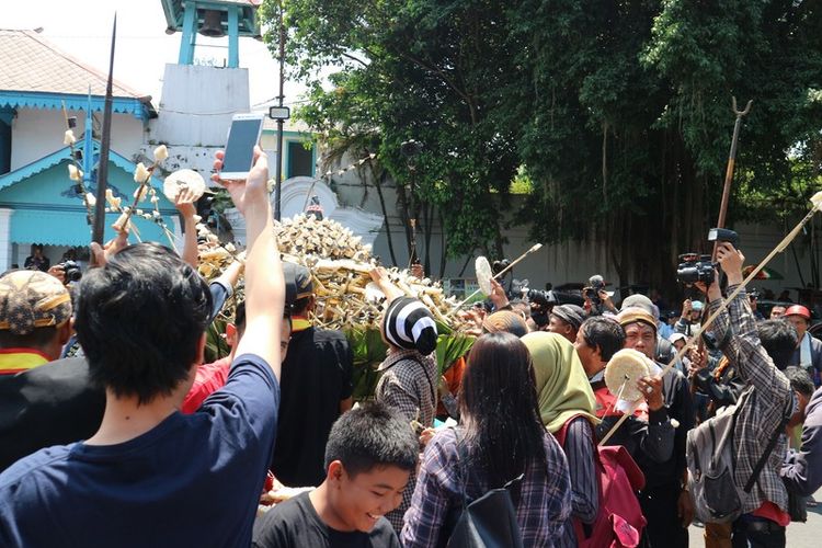 Masyarakat memperebutkan gunungan putri dalam acara Grebeg Besar yang diselenggarakan oleh Keraton Surakarta Hadiningrat.
