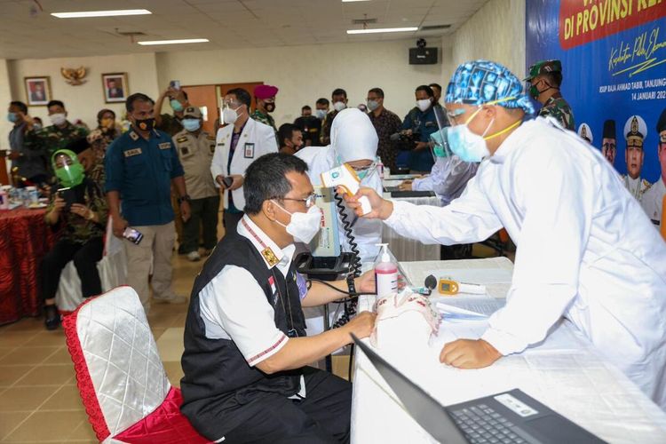 Gubernur Kepulauan Riau (Kepri) Isdianto meresmikan secara langsung Pencanangan Vaksinasi Covid-19 di Kepri yang dilakukan di Aula Rumah Sakit Umum Daerah Raja Haji Ahmad Thabib Tanjungpinang. Kendati demikian, Isdianto tidak menjadi salah satu orang yang mengikuti vaksinasi, hal ini dikarenakan Isdianto pernah terpapar Corona.