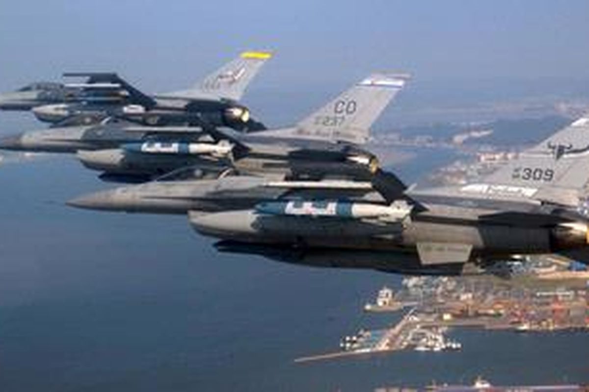 Pesawat tempur F-16s.