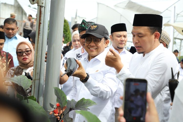 Menteri Koordinator (Menko) Bidang Pemberdayaan Masyarakat, Muhaimin Iskandar atau Cak Imin saat mengunjungi Pondok Pesantren Al-Itifaq, di Desa Alamendah, Kecamatan Rancabali, Kabupaten Bandung, Jawa Barat, Rabu (5/11/2025)