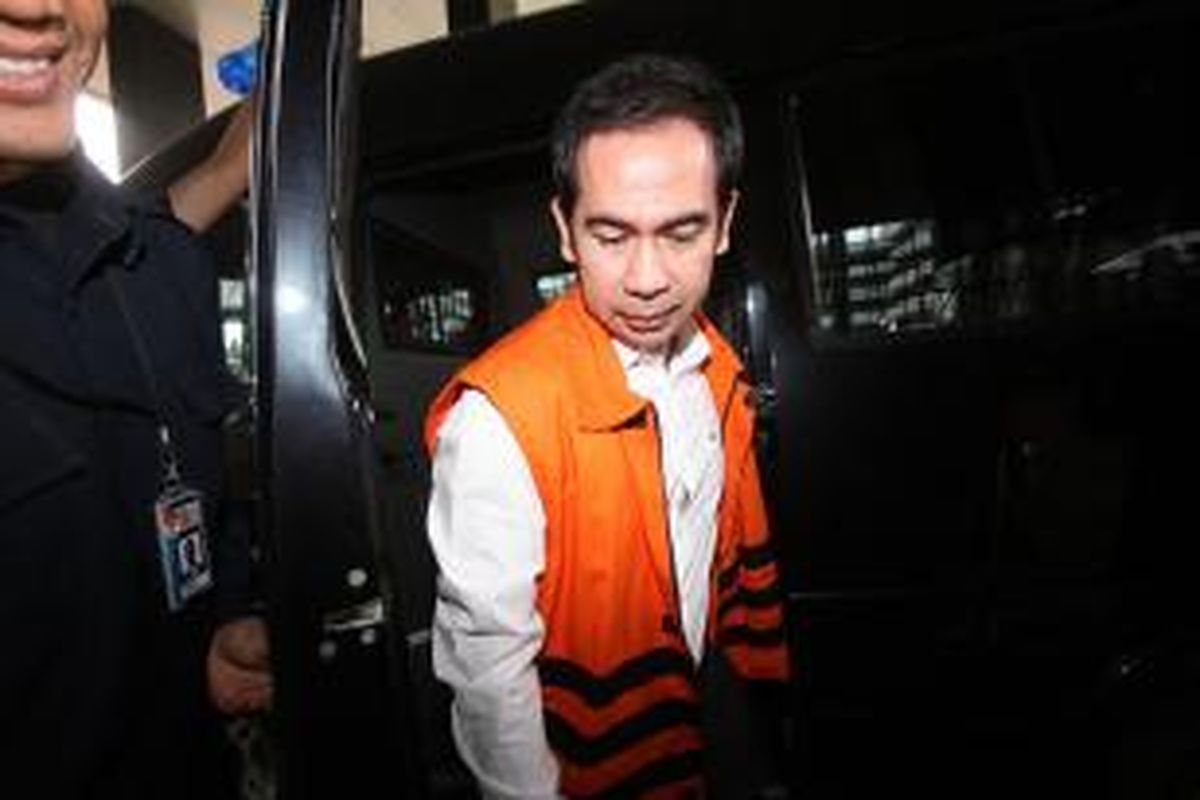 Pengusaha Tubagus Chaeri Wardana alias Wawan (memakai rompi tahanan) diperiksa Komisi Pemberantasan Korupsi di Jakarta, Senin (27/1/2014). Hari ini KPK melakukan penggeledahan di rumah Wawan di jalan Denpasar Jakarta Selatan, dan beberapa tempat lain termasuk rumah dinas Walikota Tanggerang Selatan. (TRIBUNNEWS/DANY PERMANA)