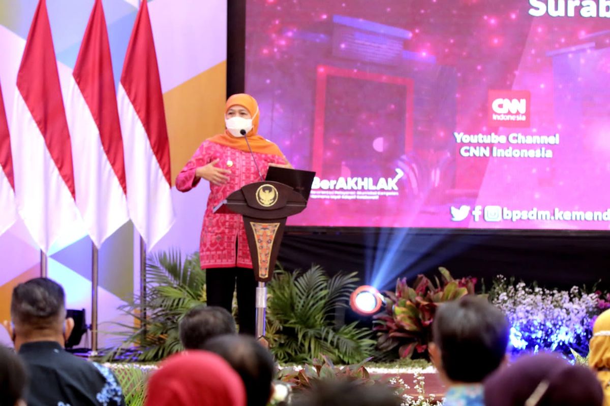 Gubernur Jawa Timur (Jatim) Khofifah Indar Parawansa saat Pembukaan Rapat Koordinasi Nasional (Rakornas) Badan Pengembangan Sumber Daya Manusia (BPSDM) Aparatur Pemerintahan Dalam Negeri Tahun Anggaran (TA) 2022 di Kantor BPSDM Jatim, Rabu.
