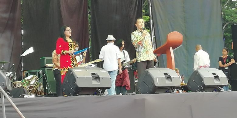 Walikota Salatiga Yuliyanto menyanyi di panggung Natal Gereja-gereja se-Salatiga yang berlangsung di lapangan Pancasila Salatiga.