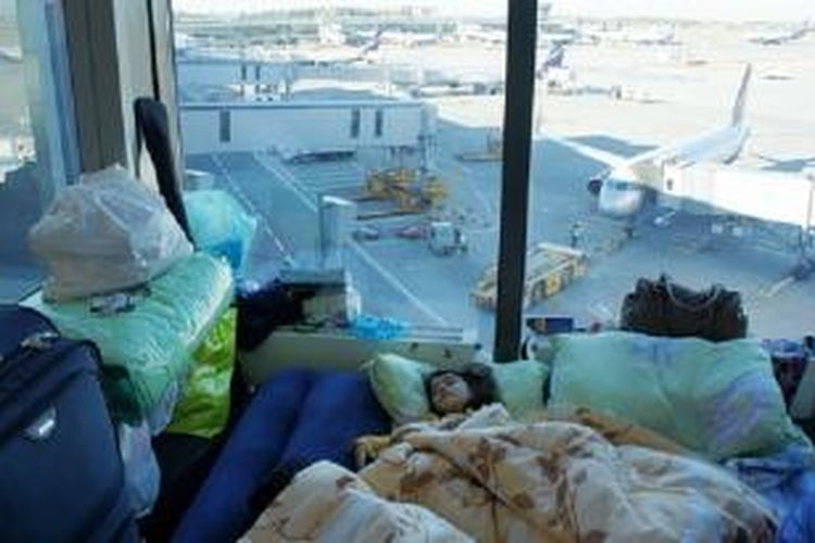 Sebuah keluarga pengungsi Suriah terdampar di bandara Moskwa lebih dari dua bulan. Mereka tidak diizinkan masuk Rusia karena menggunakan paspor palsu.