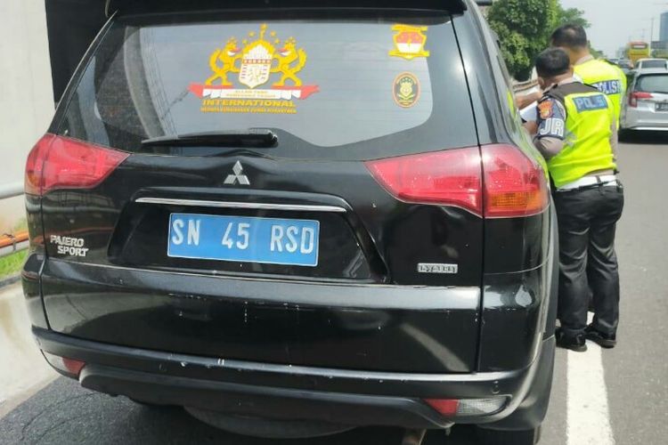 Polisi memberhentikan dan menilang mobil Mitsubishi Pajero Sport hitam dengan menggunakan plat nomor palsu yakni SN 45 RSD. Mobil tersebut dikemudikan oleh pria bernama Rusdi Karepesina. 