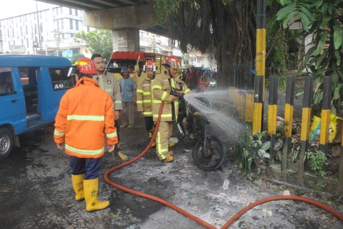 Kebakaran menimpa sepeda motor Suzuki Shogun terbakar di Jalan Kolonel Sugiono, Kecamatan Sukun, Kota Malang pada Selasa (11/2/2025), pagi.