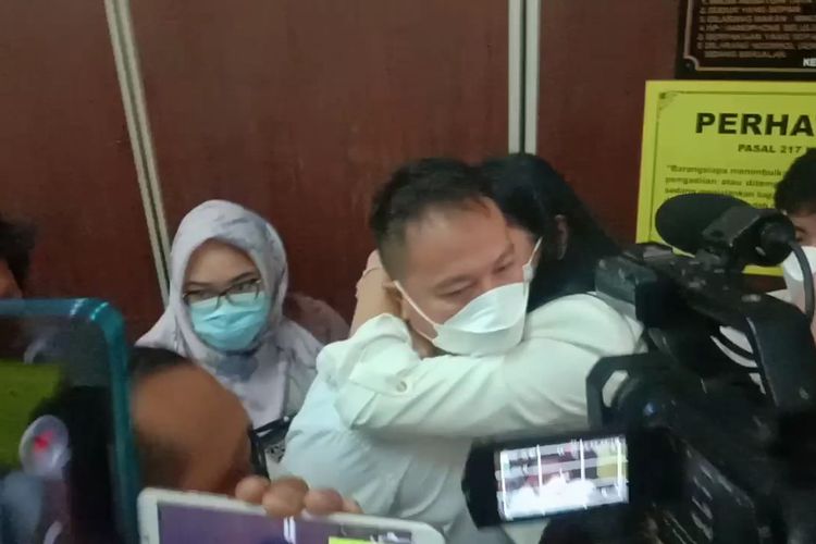 Terdakwa Vicky Prasetyo memeluk istrinya, Kalina Ocktaranny, usai mendengar vonis sidang di Pengadilan Negeri (PN) Jakarta Selatan, Kamis, (9/9/2021).