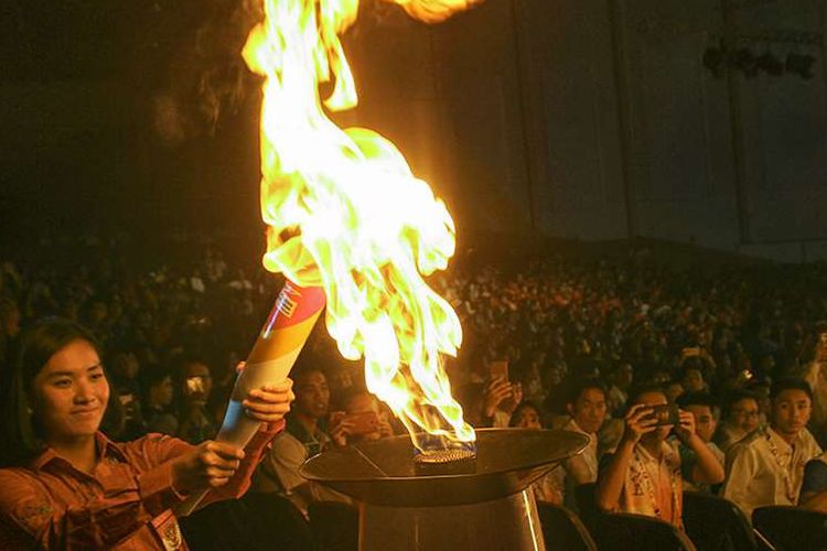 Atlet putri bola voli Indonesia untuk ASEAN Schools Games, Cantika (kiri) menyalakan api kaldron pada pembukaan ASEAN Schools Games XI Tahun 2019 di Holy Stadium Terang Bangsa School, Semarang, Jawa Tengah, Kamis (18/7/2019). Perhelatan olahraga internasional tingkat pelajar se-Asia Tenggara yang diikuti 10 negara dengan mempertandingkan sembilan cabang olahraga tersebut akan berlangsung hingga 25 Juli 2019 di Kota Semarang.