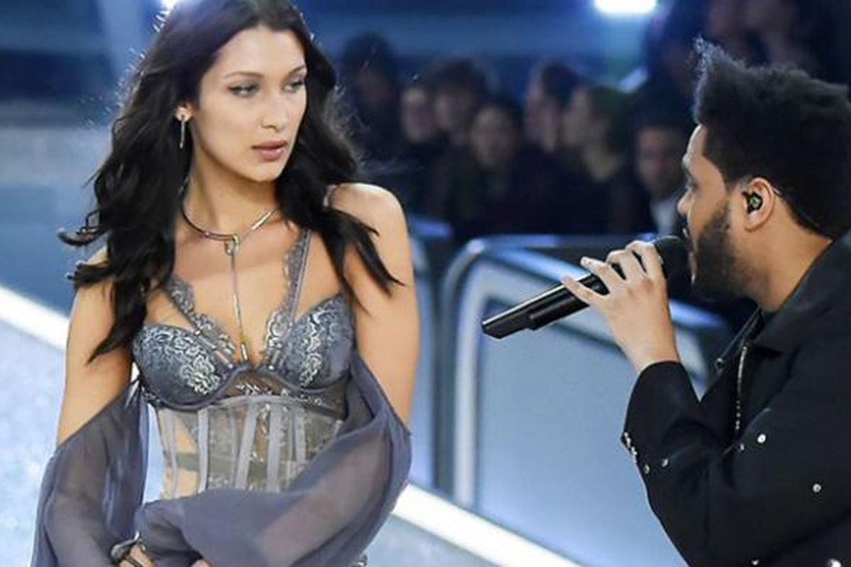 (ki-ka) Bella Hadid dan The Weeknd saat bertemu di atas pentas peraga Victorias Secret.