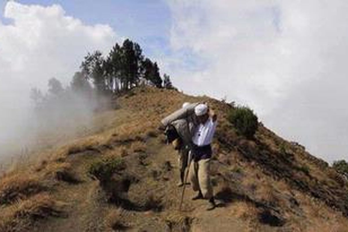 Purnipe, 78 tahun, beristirahat di sela melakukan perjalanan spiritual ke Gunung Rinjani melalui jalur Desa Sembalun, Lombok Timur, Nusa Tenggara Barat, Rabu (28/9/2011). Dia melakukan perjalanan spiritual ke Gunung Rinjani memimpin sekelompok anak muda yang menjalani ritual pencarian jati diri.  