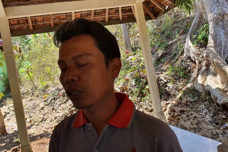 Beni All England, ayah dari NAA, bocah berusia 10 tahun yang meninggal diduga karena keracunan makanan di Kalurahan Jerukwudel, Girisubo, Gunungkidul, DI Yogyakarta, saat ditemui wartawan Jumat (22/9/2023).