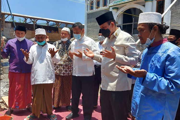 Kepala Badan Nasional Penanggulangan Terorisme (BNPT) Komjen Pol. Dr. Boy Rafli Amar  membantu pembangunan Masjid di Pesantren Al-Qonaah Wuluhan Jumat (23/10). 