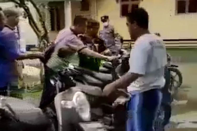 Enam motor yang diamankan polisi dari rumah MY membuat tetangga terkejut. 