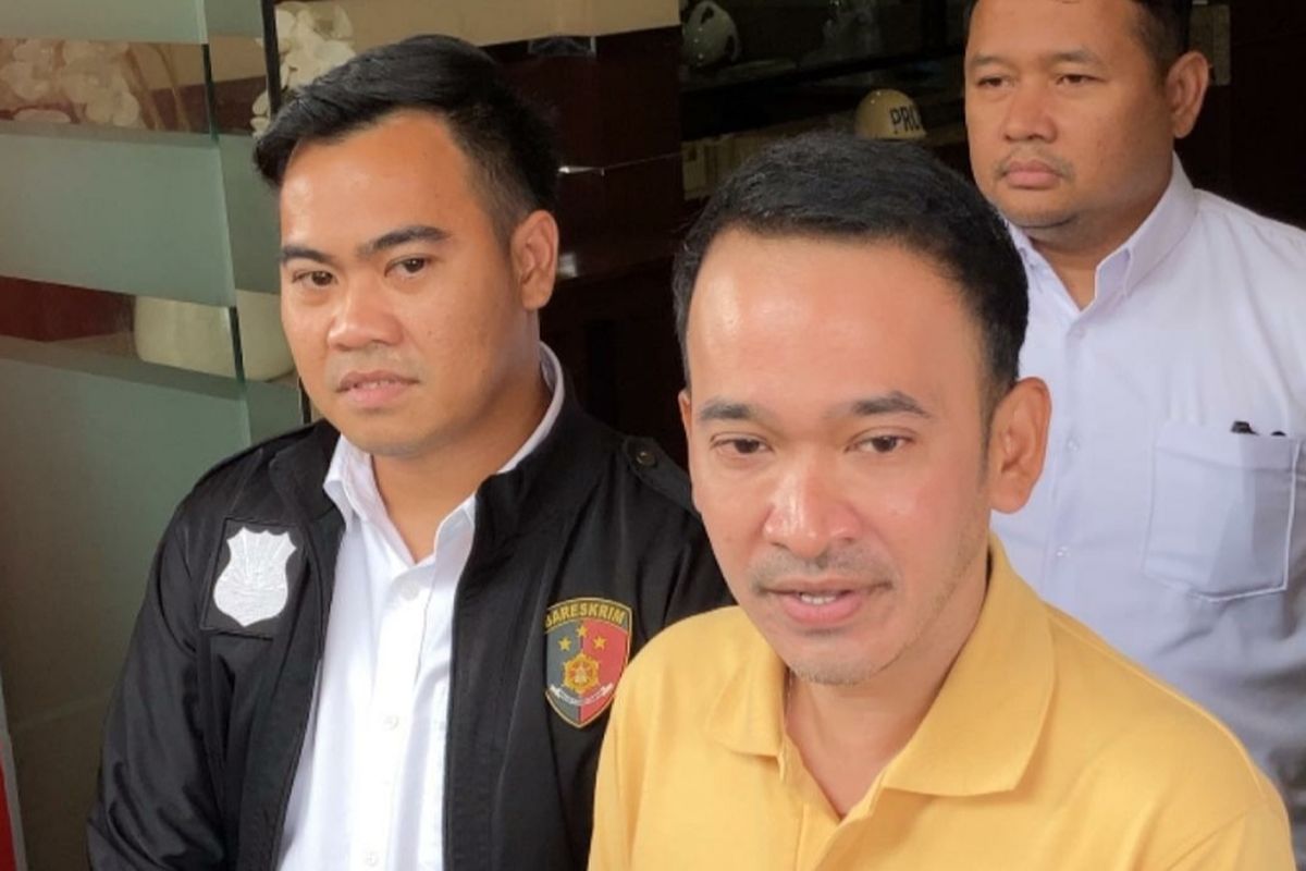 Pembawa acara Ruben Onsu dan Kasat Reskrim Polres Metro Jakarta Selatan Kompol Irwandhy Idrus saat ditemui di Polres Metro Jakarta Selatan pada Senin (17/10/2022).