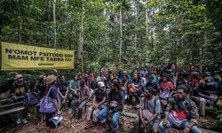 Dari Hutan Desa Pertama Papua, Anak Muda Adat Serukan Penyelamatan Hutan