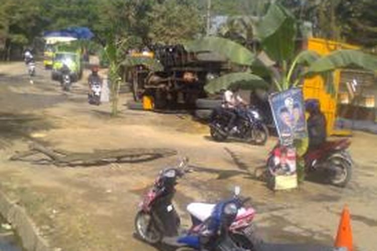 Jalan R Suprapto, yang merupakan jalur trans Sulawesi, di Kendari rusak berat dan kerap menyebabkan puluhan truk terguling. 