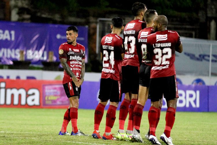 Pemain Bali United Stefano Lilipaly saat pertandingan pekan 23 Liga 1 2021-2022 melawan PSM Makassar yang berakhir dengan skor 2-2 di Stadion I Gusti Ngurah Rai Denpasar, Senin (7/2/2022) malam.