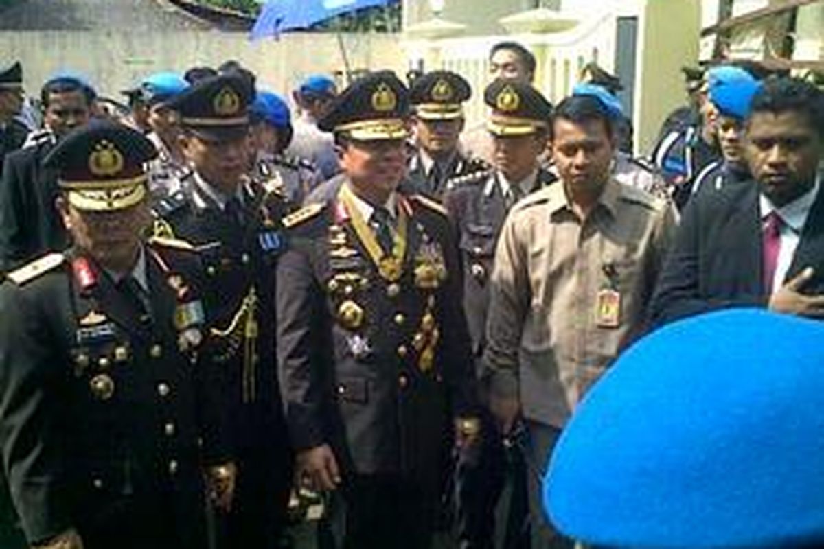 Kapolri Jenderal Bambang Hendarso Danuri seusai menjenguk mantan Kabareskrim Komjen Susno Duadji di Rutan Brimob Kelapa Dua, Depok seusai acara HUT ke-64 Bhayangkara Polri, Kamis (1/7/2010)