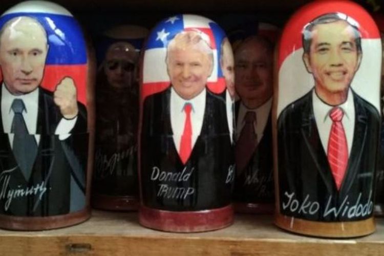 Matryoshka, atau boneka kayu tradisonal Rusia, bergambar Joko Widodo ditempatkan bersebelahan dengan matryoshka Donald Trump dan Vladimir Putin di pasar suvenir Izmailovo, Rusia.