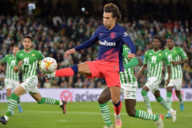 Penyerang Atletico Madrid Joao Felix beraksi dalam laga lanjutan Liga Spanyol 2021-2022 kontra tuan rumah Real Betis di Stadion Benito Villamarin, Sevilla, pada Senin (7/3/2022) dini hari WIB.