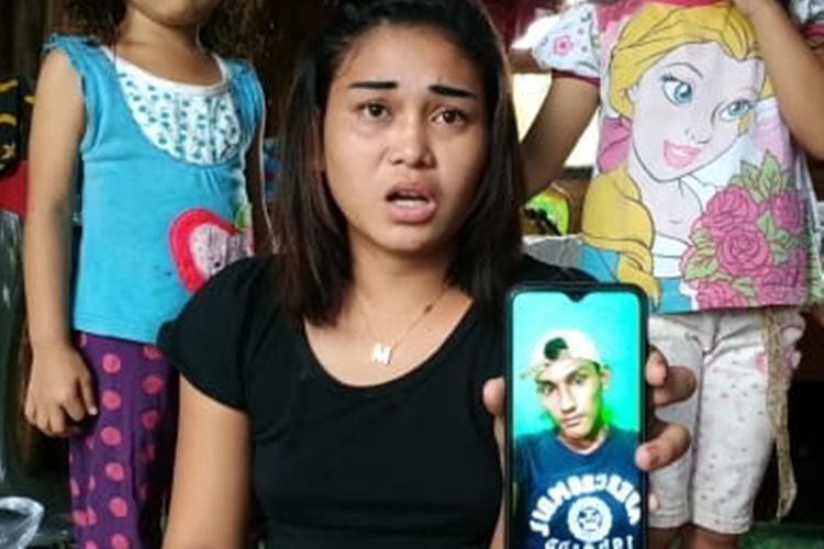 Siti Zulaeha (25) menunjukkan foto kekasihnya RT alias Vijie (25)yang nekat membakar rumahnya di Jalan Ki Marogan, Lorong Seri 2, Kelurahan Kemas Rindo, Kecamatan Kertapati, Palembang, ,akibat cemburu.