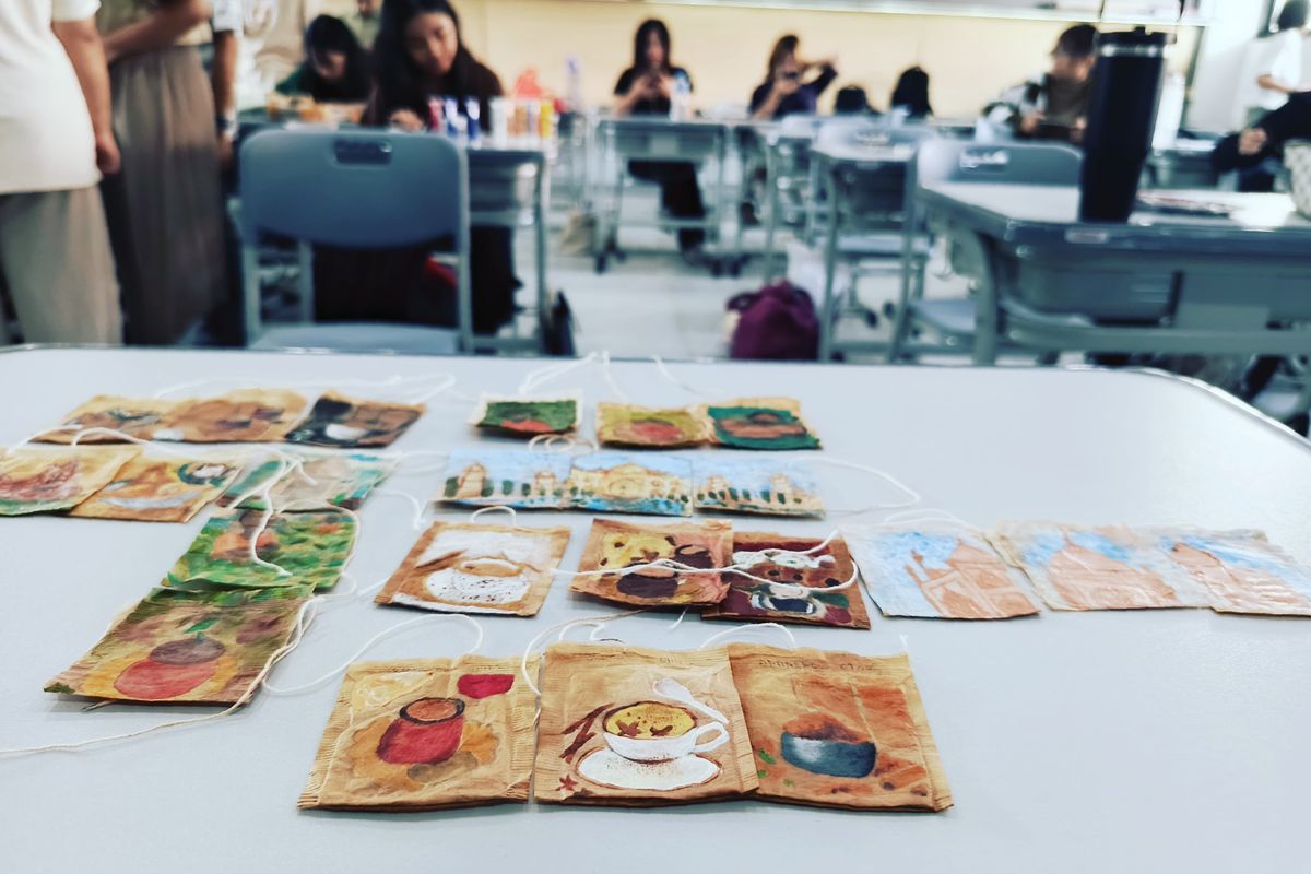 Hasil karya Mahasiswa Universitas Surabaya yang melukis menggunakan media kantong teh bekas untuk memperingati hari teh sedunia yang jatuh setiap tanggal 21 Mei.