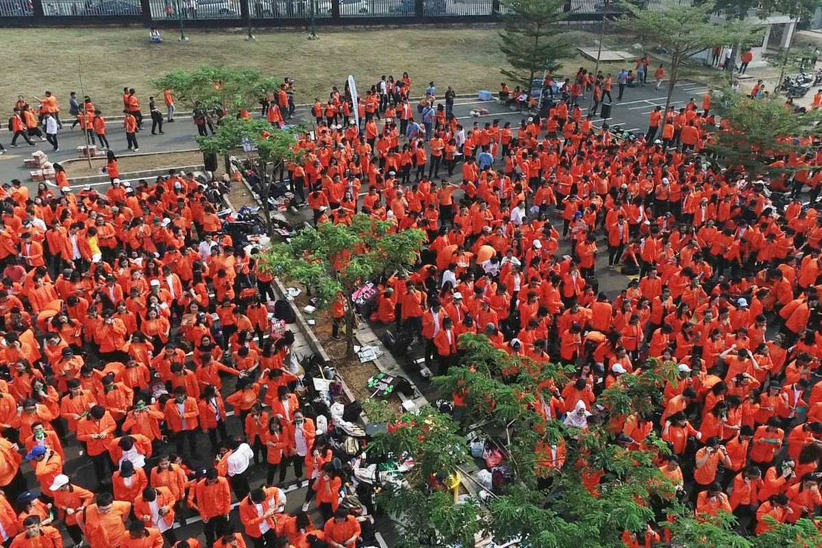 Tak kurang dari 2000 mahasiswa baru Universitas Atmajaya Jakarta serempak menggunakan masker hijau bertulis Hutanku Napasku, Sabtu (17/8/2019). Aksi ini merupakan bagian dari program yang digagas Hutan itu Indonesia untuk meningkatkan kesadaran akan pentingnya hutan.