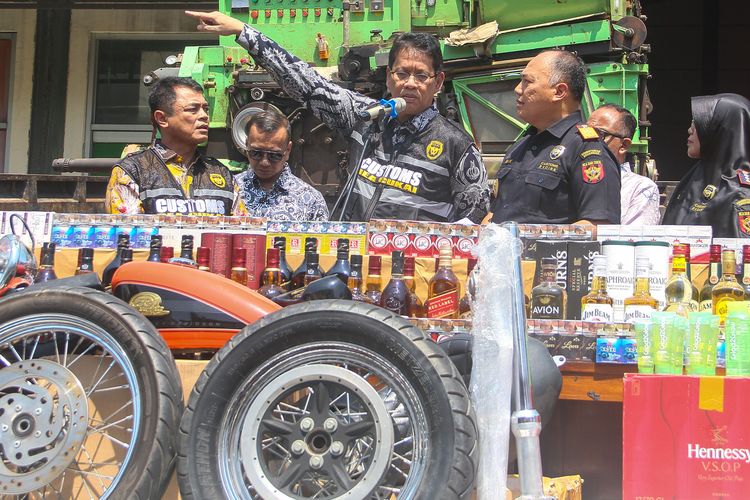 Menteri Keuangan Purbaya Yudhi Sadewa (tengah) didampingi Direktur Jenderal Bea dan Cukai Kemenkeu Djaka Budhi Utama (kiri) berbincang dengan Kepala Kanwil Bea dan Cukai Jateng dan DIY Imik Eko Putro (kanan) disela-sela pengungkapan penindakan penyelundupan barang ilegal dan barang kena cukai (BKC) ilegal sitaan Kanwil Bea dan Cukai Jawa Tengah dan DIY di Kawasan Industri Hasil Tembakau (KIHT) di Desa Megawon, Jati, Kabupaten Kudus, Jawa Tengah, Jumat (3/10/2025). Satuan Tugas (Satgas) Bea dan Cukai mencatatkan capaian signifikan dalam penegakan hukum di bidang kepabeanan dan cukai karena sepanjang periode Januari - September 2025 berhasil melakukan 22.064 penindakan dengan total nilai barang mencapai Rp6,8 triliun.