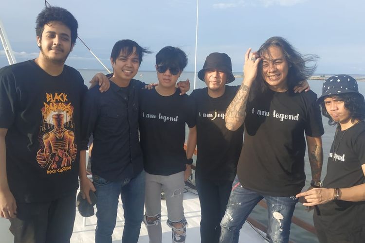 Dua personel grup band Element, Ferdy Tahier (vokal) dan Aditya Pratama (gitar)  bersama Ricky Kevin, Jones Roma, Acoy dan Gada Tahier dalam perilisan 58 Concert Room di Kapal Phinisi yang berlayar dari dermaga Baywalk Pluit, Jakarta Utara, Kamis (13/2/2020).