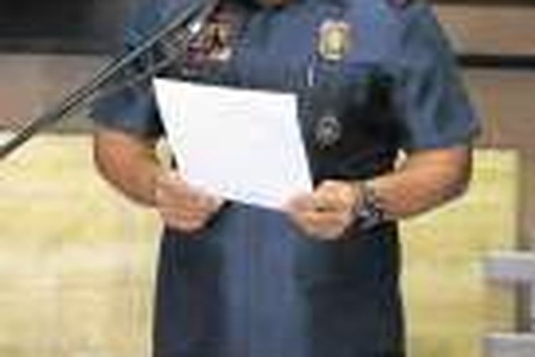 Kepala Polisi Filipina Jenderal Ronald dela Rosa memperlihatkan sejumlah potongan senjata yang siap dirakit, diduga untuk membunuh Presiden Rodrigo Duterte.
