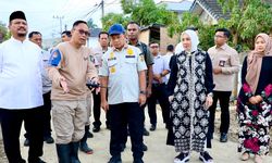 Kasatgas Tito Tinjau Pembersihan Lumpur di Permukiman Aceh Tamiang oleh Praja IPDN