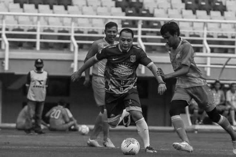 Wali Kota Surabaya, Eri Cahyadi saat bermain bersama Bejo Sugiantoro, Rabu (26/2/2025).