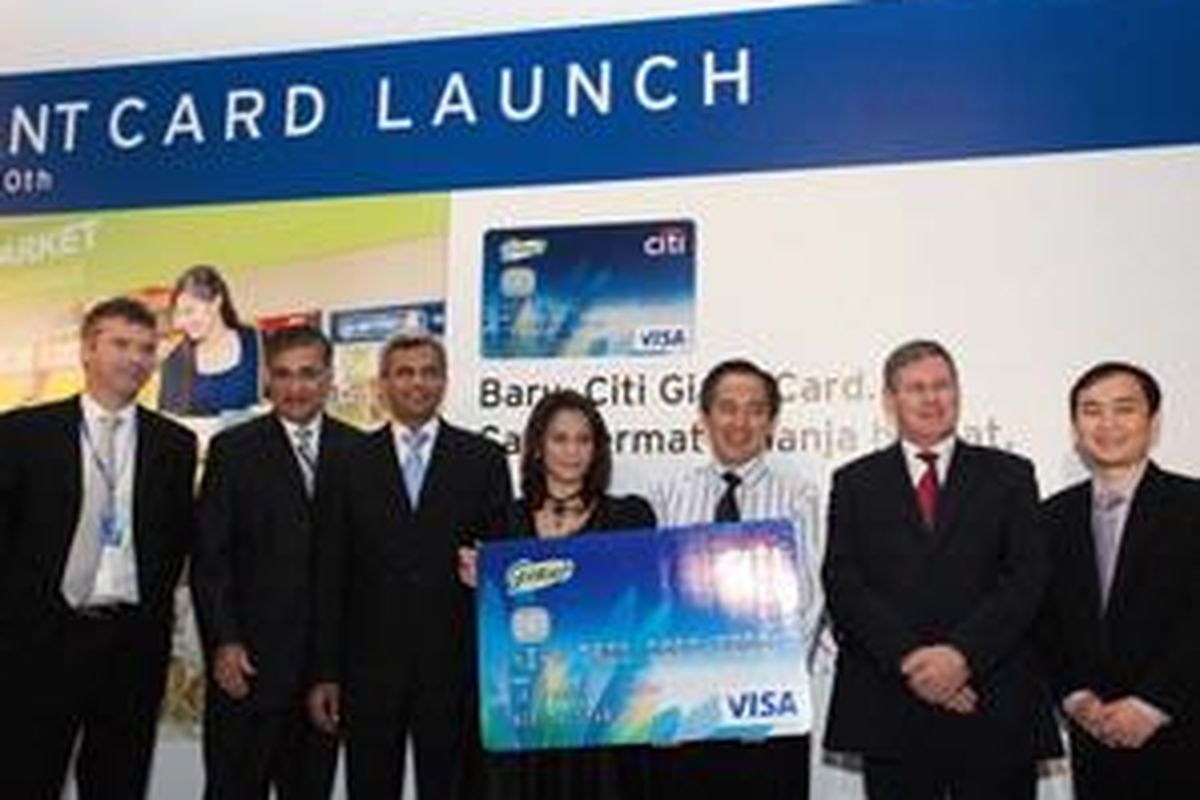 Jajaran pimpinan Citi dan Giant mengapit Memes, pemegang Citi Giant Card pertama.