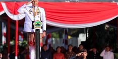 Jadi Inspektur Upacara Peringatan HUT Ke-78 RI, Ganjar Kenakan Baju Adat Jawa Barat