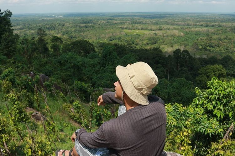 Wisatawan tengah berfoto di obyek wisata Bukit Gebang yang terletak di Desa Nangka, Kecamatan Air Gegas, salah satu tempat wisata di Bangka Selatan.