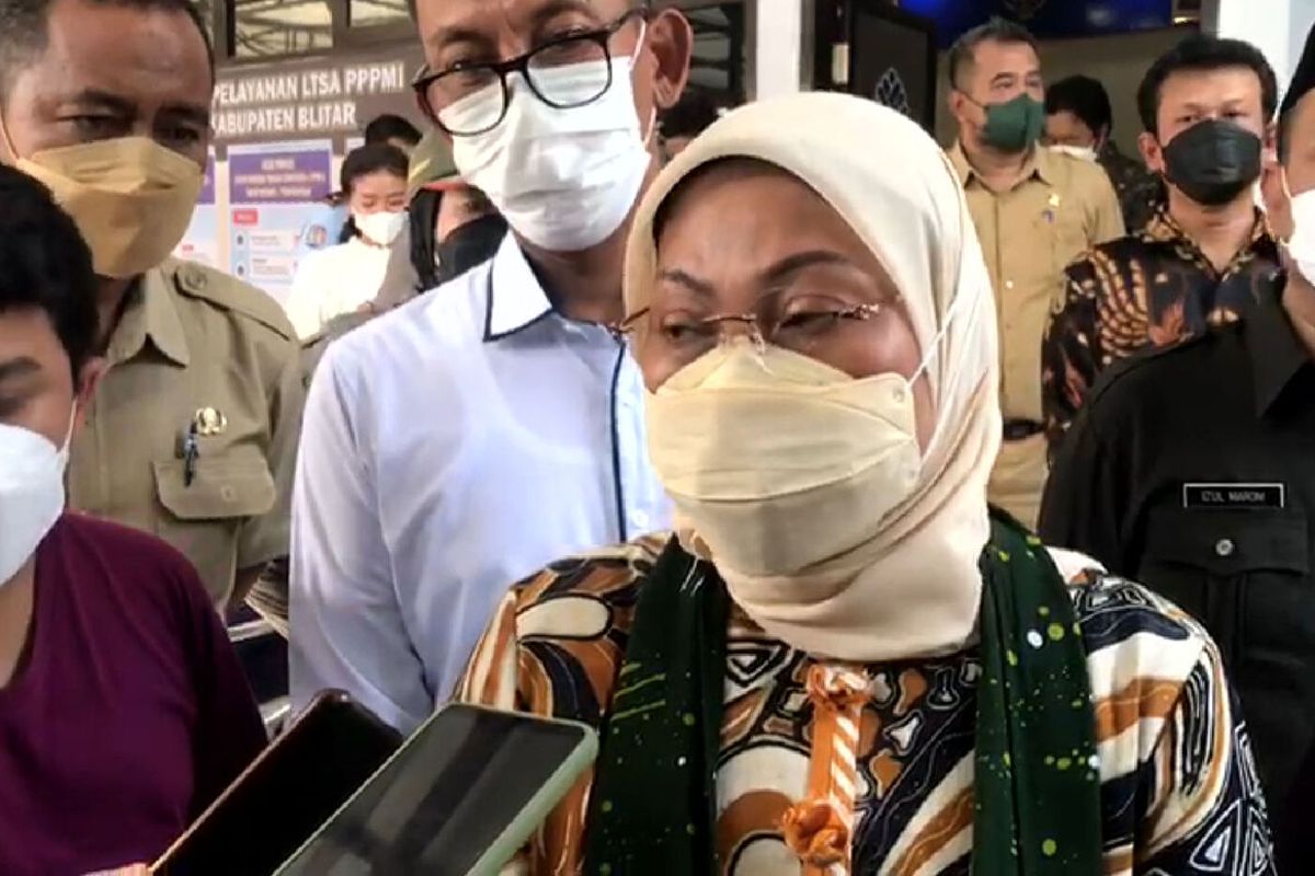 Menteri Ketenagakerjaan Ida Fauziyah pada peresmian LTSA PMI Kabupaten Blitar, Selasa (28/12/2021)