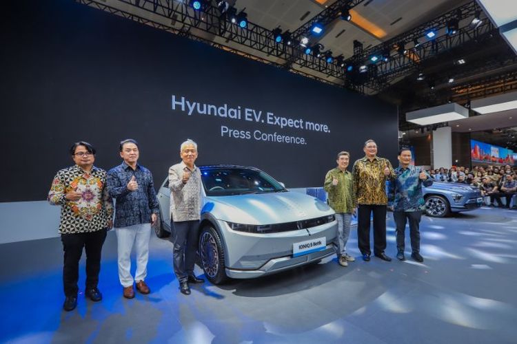 Chief Operating Officer PT HMID Fransiscus Soerjopranoto menambahkan, tema "Hyundai EV. Expect more" menjadi manifestasi terbaru dari komitmen Hyundai dalam memperkuat pengembangan berkelanjutan dari lini kendaraan listrik Hyundai di Indonesia beserta ekosistem pendukungnya. (Dok. Hyundai Indonesia)