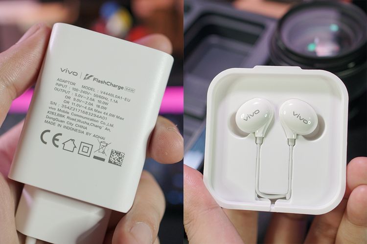 Charger di kemasan Vivo X70 Pro mendukung pengisian cepat FlashCharge 44 watt. Sementara itu, unit earphone berjenis in-ear dengan jack audio 3,5mm.  Adapter jack audio 3,5mm ke USB C dan dua pasang eartips ekstra tersembuyi di dalam kotak earphone. 
