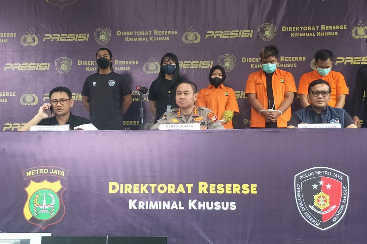 Dirreskrimsus Polda Metro Jaya Kombes Auliansyah Lubis bersama Kabid Humas Polda Metro Jaya Kombes Trunoyudo saat konferensi pers kasus hoaks penyisihan barang bukti pakaian bekas di Mapolda Metro Jaya, Kamis (6/3/2023). 