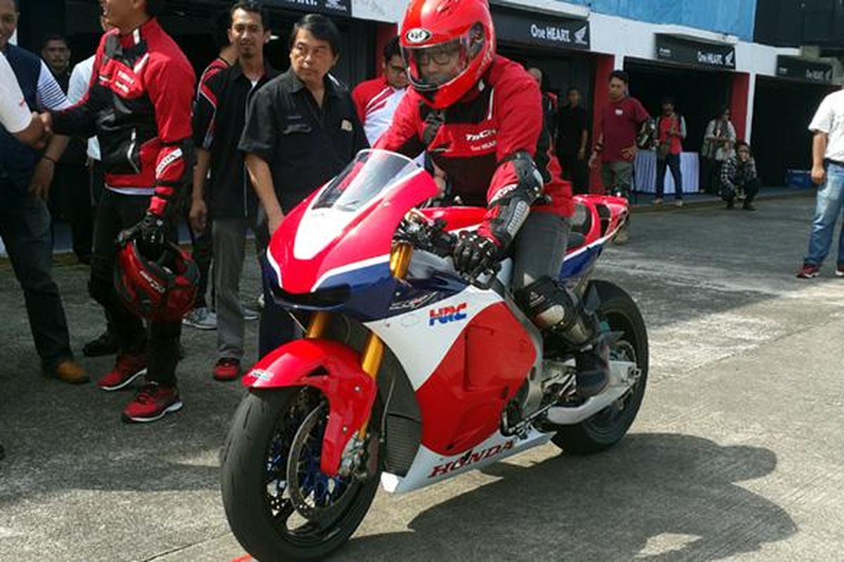 KompasOtomotif saat bersiap menunggangi Honda RC213V-S di Sirkuit Sentul, Bogor, Jumat (22/7/2016).