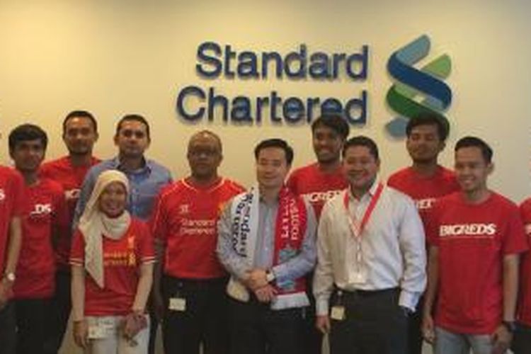 Chief Executive Officer Standard Chartered Bank Indonesia Shee Tse Koon (di tengah dengan scarf Standard Chartered-Liverpool FC), Direktur Sumber Daya Manusia Standard Chartered Bank Indonesia Suryantoro Waluyo (tengah, berkacamata), Regional Head Communications wilayah ASEAN Standard Chartered Bank Jai Ganesh (belakang, kemeja biru), Head of Public Affairs Standard Chartered Bank Indonesia Wanda Firmansyah, Country LFC Working Committee Champion Jozi Rachman (depan, kemeja putih) bersama tujuh pemain BIGREDS Indonesia usai acara briefing di Menara Standard Chartered baru-baru ini.