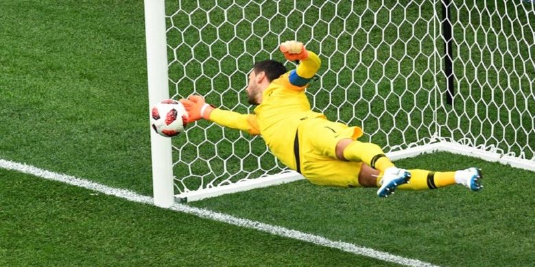 Kiper Perancis, Hugo Lloris, melakukan penyelamatan yang disebut sebagai penyelamatan terbaik pada Piala Dunia 2018 saat menghadapi Uruguay dalam babak 8 besar atau perempat final di Nizhny Novgorod, 6 Juli 2018.  
