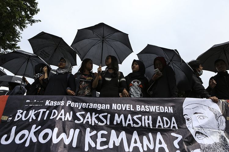 Aktivis Jaringan Solidaritas Korban untuk Keadilan menggelar aksi Kamisan ke-581 di depan Istana Merdeka, Jakarta, Kamis (11/4). Mereka menuntut presiden untuk membentuk Tim Gabungan Pencari Fakta (TGPF) yang independen untuk mengungkap kasus penyiraman air keras yang menimpa penyidik senior Komisi Pemberantasan Korupsi (KPK) Novel Baswedan.