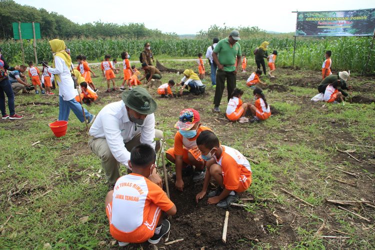 Puluhan murid TK Tunas Rimba I Gundih, Kecamatan Geyer, Grobogan menanam bibit pohon jati di lahan kosong kawasan hutan wilayah Desa Ngrandu, Kecamatan Geyer, Grobogan, Jumat (10/12/2021) pagi