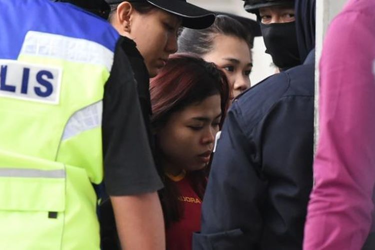 Siti Aisyah (25), perempuan Indonesia yang disangka membunuh Kim Jong Nam, dibawa ke sebuah pengadilan di luar kota Kuala Lumpur dengan pengawalan sangat ketat.