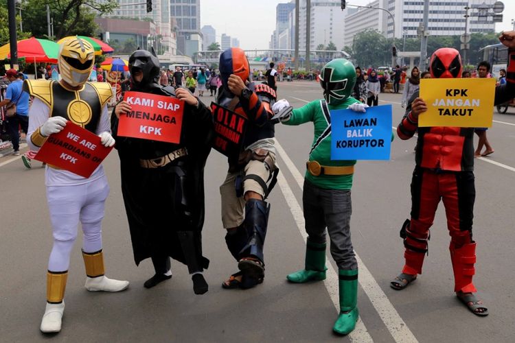 Sejumlah orang dari Koalisi Save KPK mengenakan kostum super hero saat menggelar aksi dukungan kepada KPK di Bundaran Hotel Indonesia, Jakarta, Minggu (16/4/2017). Koalisi Save KPK mengecam segala bentuk pelemahan dan intimidasi kepada KPK serta terus mendukung kerja pemberantasan korupsi.