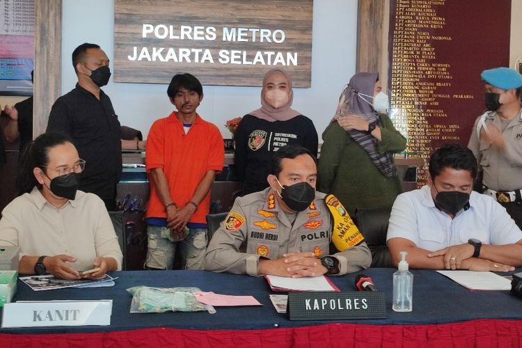 Polres Metro Jakarta Selatan menggelar konfernsi pers terkait penangkapan tukang siomay berinisial K alias Tebet yang mencabuli dan merkosaan anak perempuan, ZF (6) di Jagakarsa, Jakarta Selatan. Konferensi pers itu digelar di Polres Jakarta Selatan pada Rabu (30/3/2022).