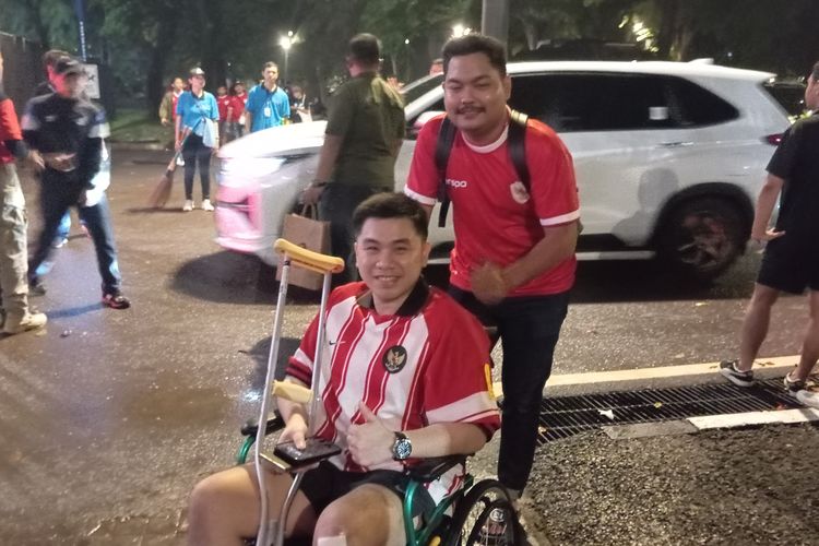 Kevin hadir pakai kursi roda demi dukung timnas Indonesia versus Filipina di Stadion Utama GBK, Jakarta Pusat,Selasa (11/6/2024)